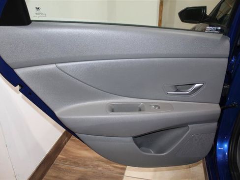 Used 2021 Hyundai Elantra SE FWD image 30