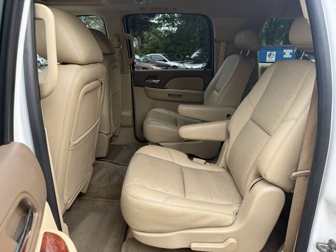 Used 2010 Chevrolet Suburban LTZ RWD image 19