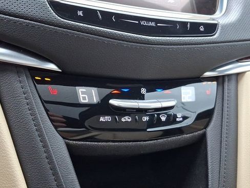 Used 2018 Cadillac XT5 Luxury w/ Driver Awareness Package FWD image 15