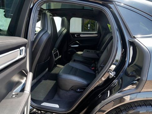 Used 2022 Porsche Cayenne Turbo image 19