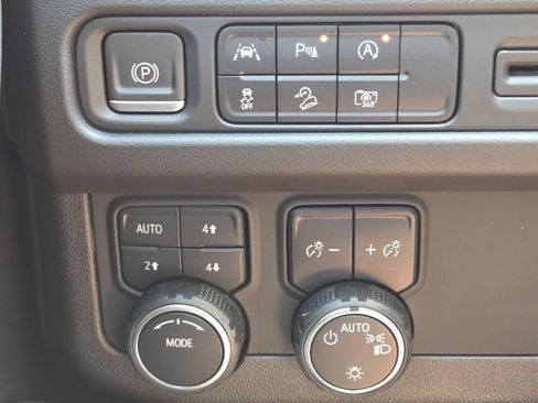 Used 2023 Chevrolet Tahoe Z71 w/ Luxury Package AWD/4WD image 30