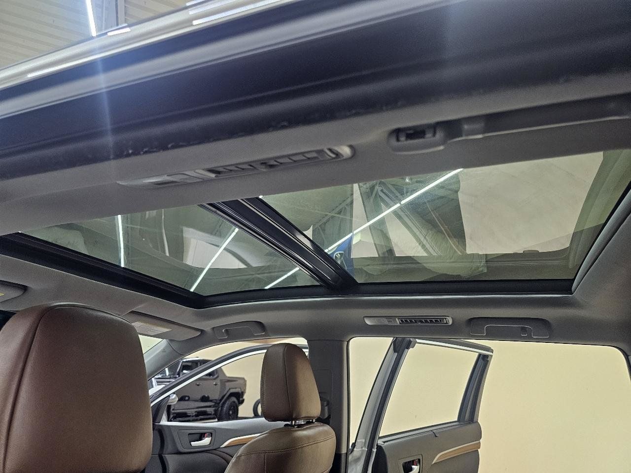 Used 2019 Toyota Highlander Limited Platinum FWD image 39