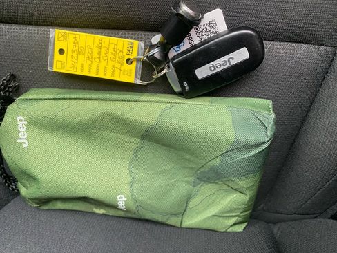 Used 2020 Jeep Grand Cherokee Laredo image 38