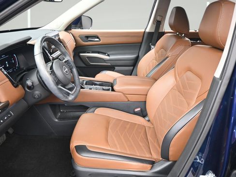 Used 2024 Nissan Pathfinder Platinum AWD/4WD image 9