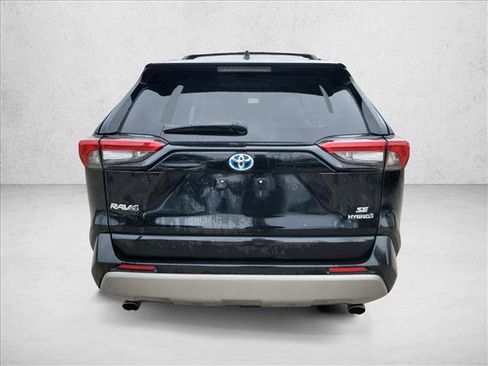 Used 2022 Toyota RAV4 SE image 5