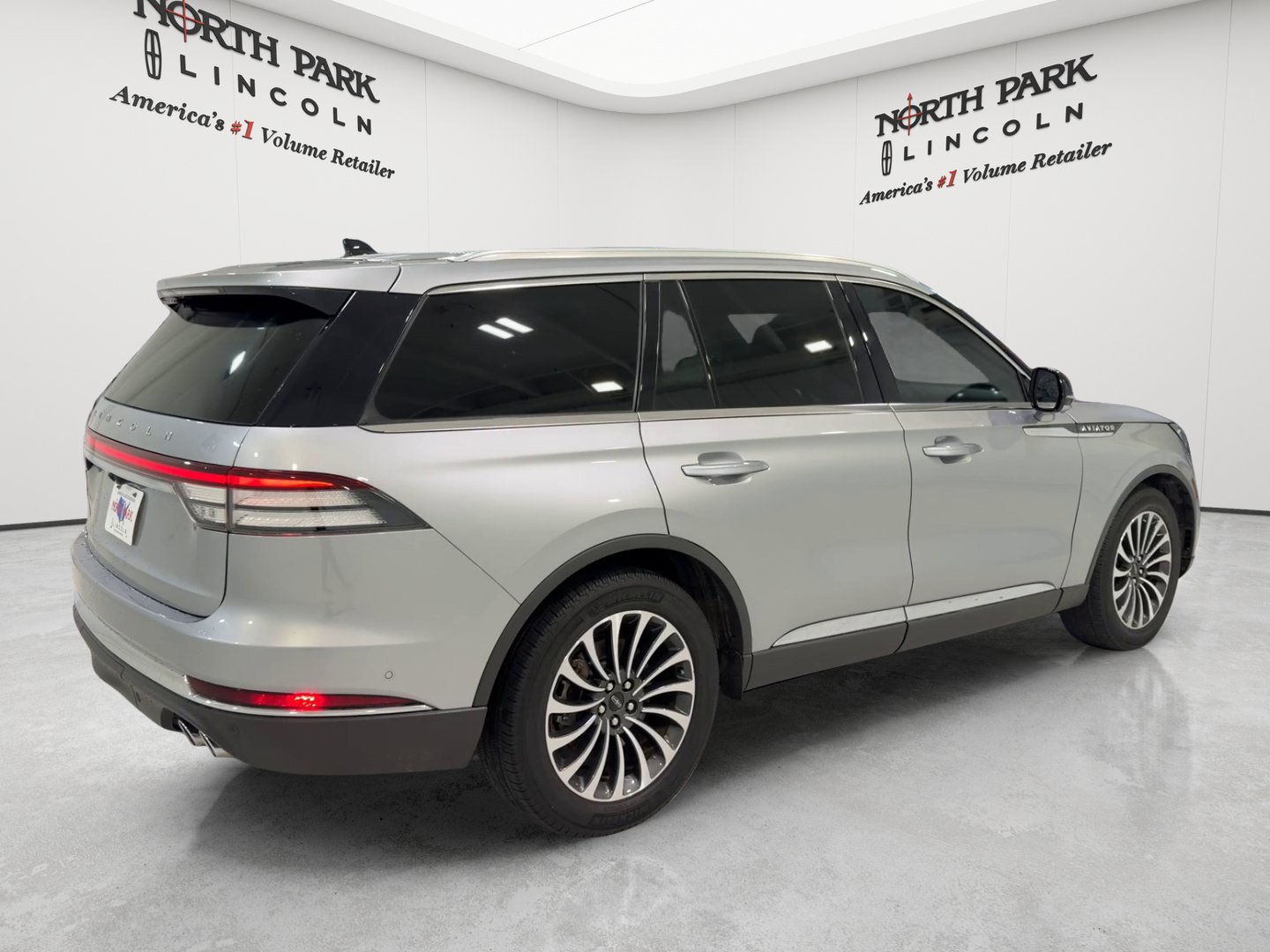 Used 2023 Lincoln Aviator Reserve w/ Class IV Trailer Tow Package RWD image 5