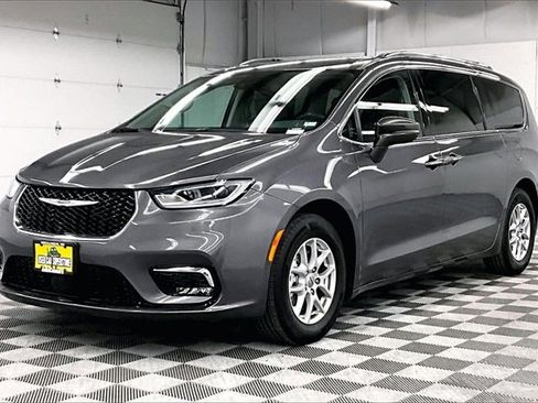 Used 2021 Chrysler Pacifica Touring-L w/ Uconnect Theater Family Group image 10