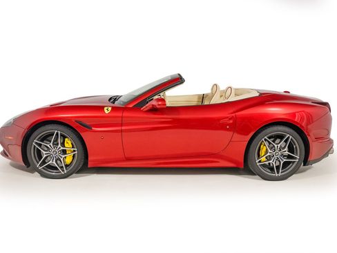 Used 2015 Ferrari California T RWD image 12