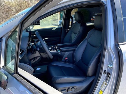 New 2026 Toyota Sienna XLE Woodland Edition AWD/4WD image 9