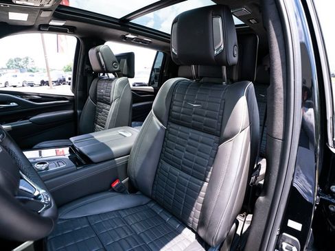 Used 2023 Cadillac Escalade ESV V w/ LPO, ONYX Package AWD/4WD image 32