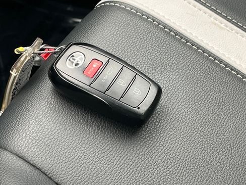 Used 2025 Toyota Camry SE image 22