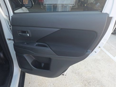 Used 2014 Mitsubishi Outlander SE image 30