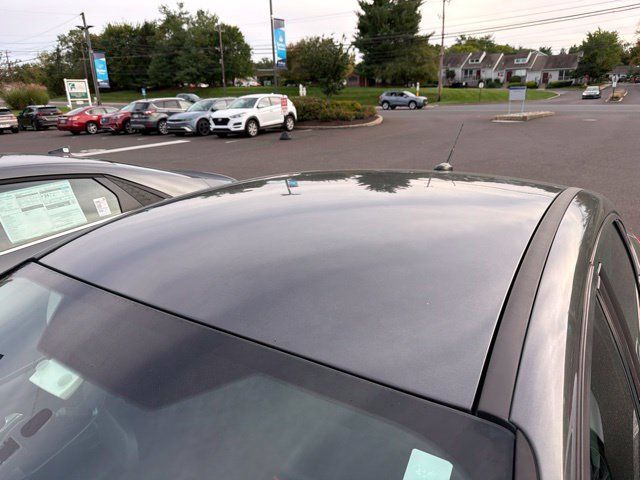 Used 2018 Ford Focus SE w/ SE Appearance Package FWD image 5