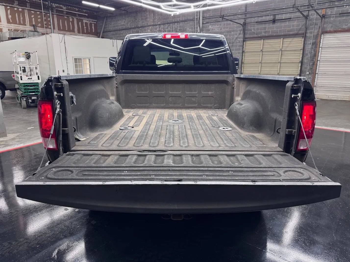 Used 2018 RAM 2500 Tradesman w/ Chrome Appearance Group AWD/4WD image 5