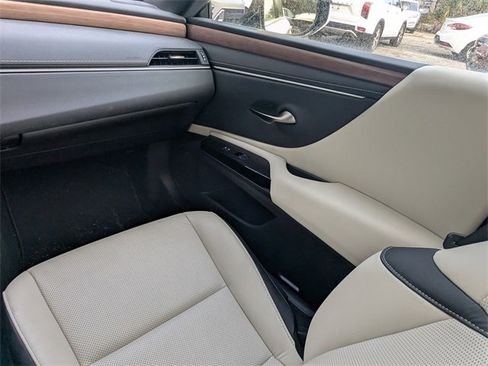 Used 2025 Lexus ES 300h 300h image 17