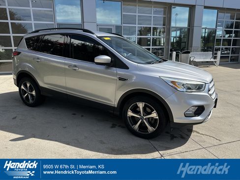 Used 2017 Ford Escape SE w/ Equipment Group 201A AWD/4WD image 1