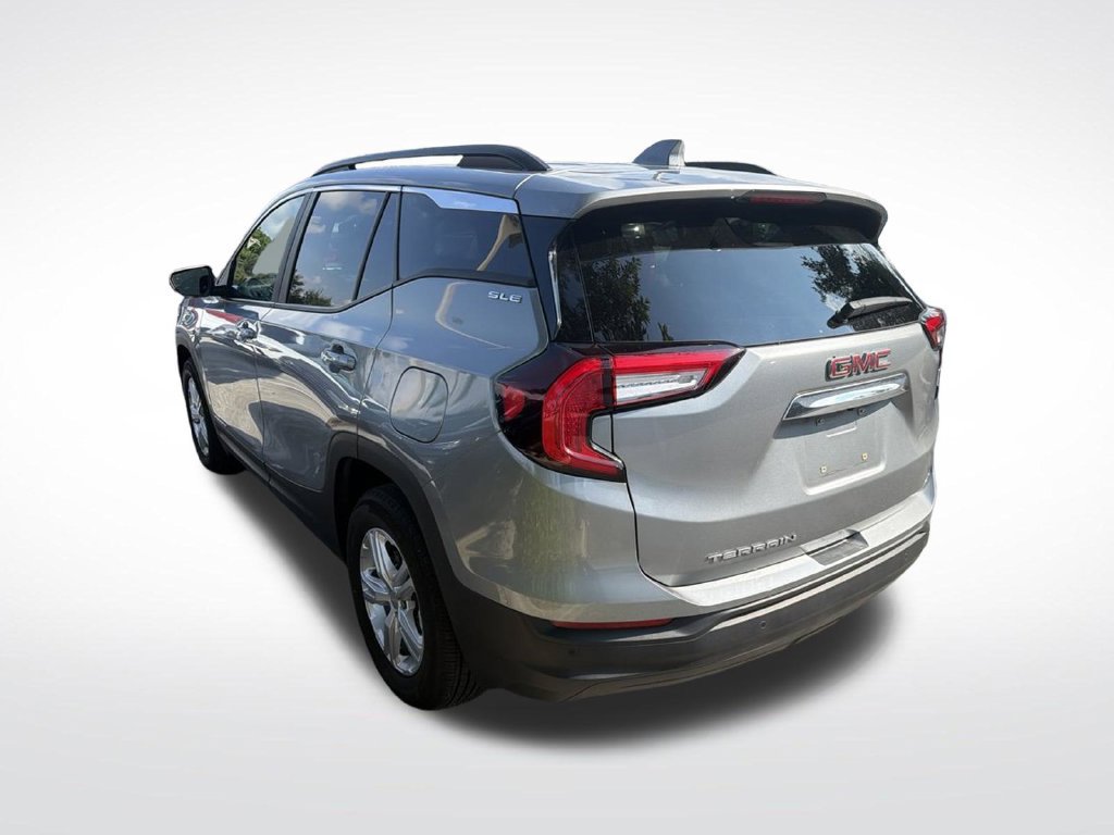 Used 2024 GMC Terrain SLE w/ Driver Convenience Package FWD image 4