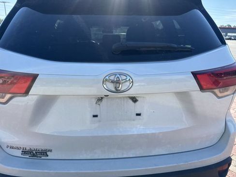 Used 2018 Toyota Highlander LE FWD image 9