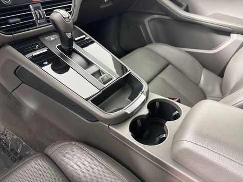 Certified 2024 Porsche Macan AWD/4WD image 32
