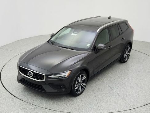 Certified 2025 Volvo V60 B5 Cross Country Plus image 13