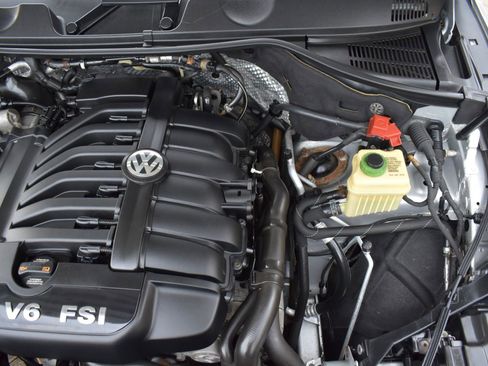 Used 2012 Volkswagen Touareg Sport image 44