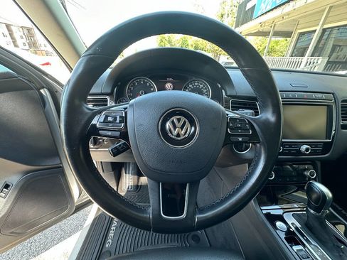 Used 2016 Volkswagen Touareg Sport image 15