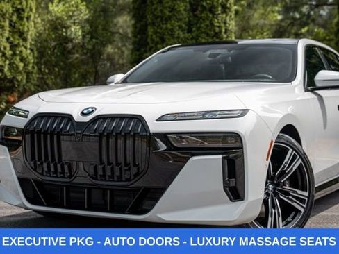 Used 2023 BMW i7 xDrive60 w/ Executive Package 2 AWD/4WD image 2