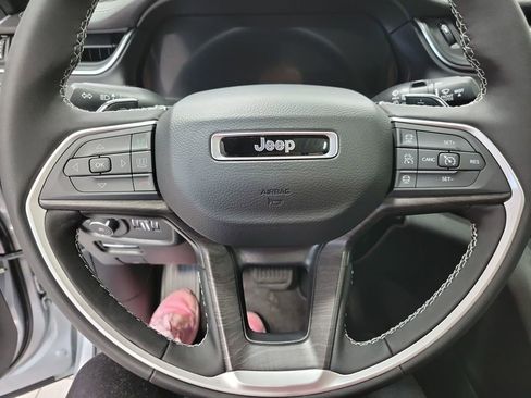 New 2025 Jeep Grand Cherokee L Limited w/ Black Appearance Package AWD/4WD image 12