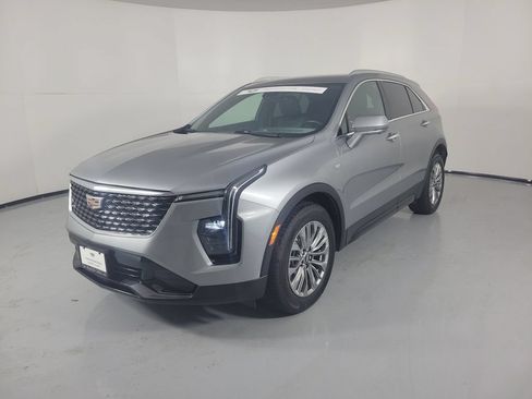 Used 2025 Cadillac XT4 Premium Luxury FWD image 2