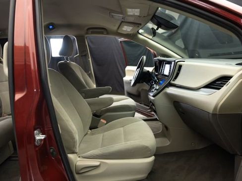 Used 2020 Toyota Sienna L FWD image 23