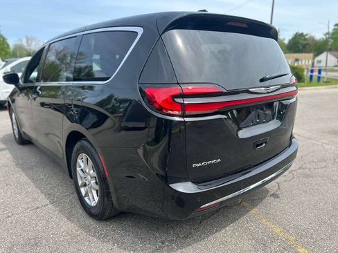 Used 2025 Chrysler Pacifica Select FWD image 7