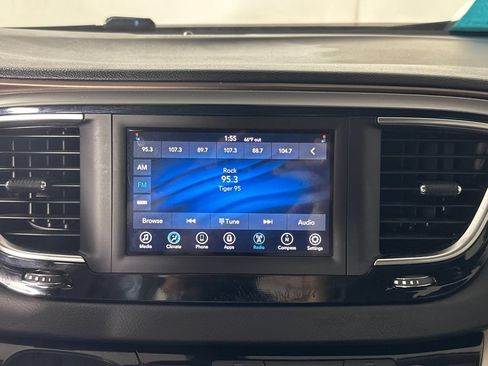 Used 2020 Chrysler Voyager Lxi FWD image 16