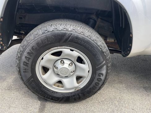 Used 2017 Toyota Tacoma SR w/ SR Convenience Package AWD/4WD image 12