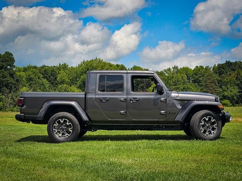 New 2026 Jeep Gladiator Sport AWD/4WD image 2