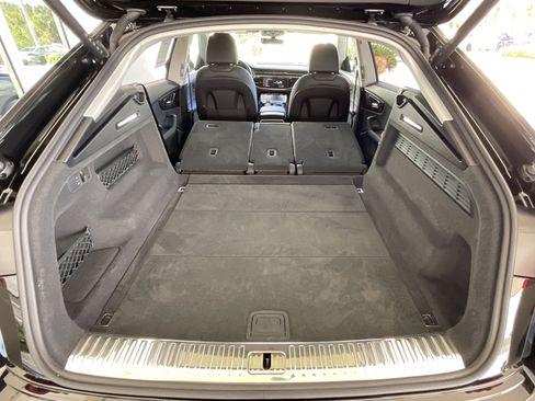 Used 2023 Audi Q8 Prestige image 32