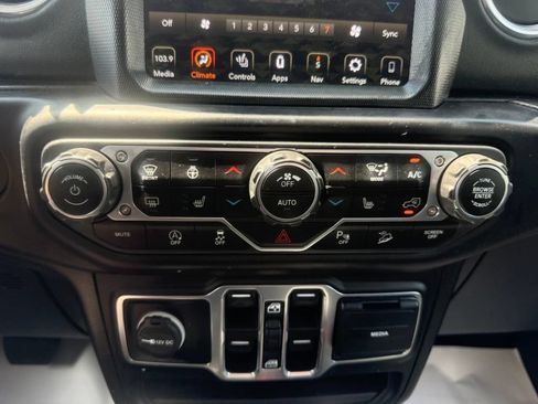 Used 2020 Jeep Wrangler Unlimited Sahara w/ Dual Top Group AWD/4WD image 23
