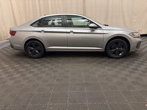 Used 2023 Volkswagen Jetta SE image 4