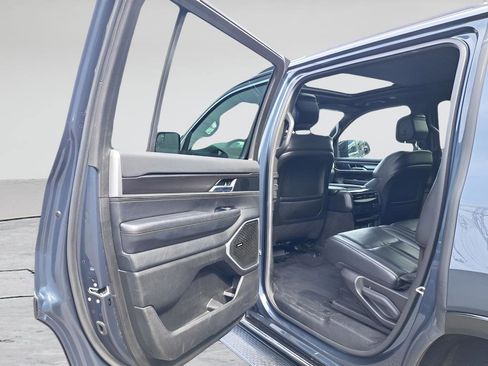 Used 2023 Jeep Wagoneer 4WD w/ Premium Group I image 11