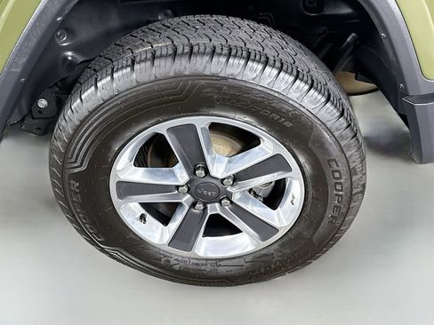 Used 2020 Jeep Wrangler Unlimited Sahara image 33