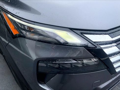 Used 2025 Nissan Rogue SV w/ SV Premium Package image 27