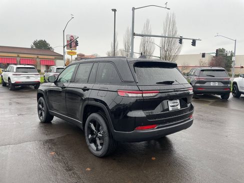 New 2025 Jeep Grand Cherokee Altitude image 3