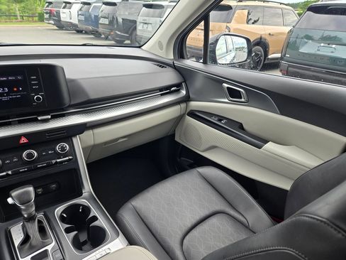 Used 2024 Kia Carnival LX FWD image 11