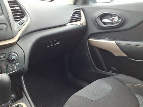 Used 2017 Jeep Cherokee Latitude w/ Cold Weather Group image 17