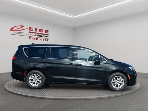 Used 2023 Chrysler Pacifica Touring-L FWD image 11