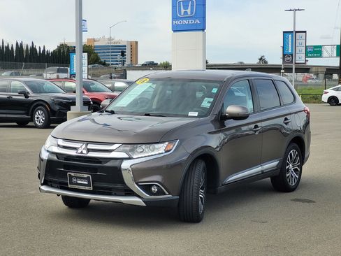 Used 2018 Mitsubishi Outlander SE image 9