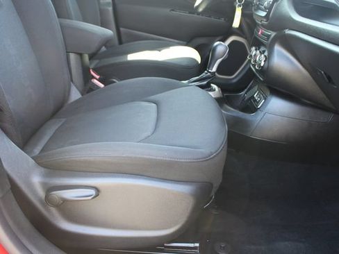 Used 2015 Jeep Renegade Latitude FWD image 19