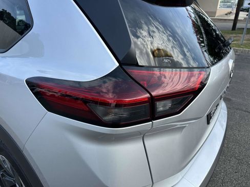 Used 2024 Nissan Rogue SV image 9