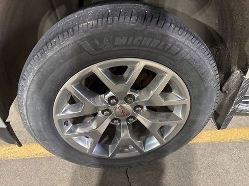 Used 2017 GMC Yukon XL SLT image 2