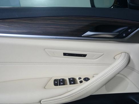 Used 2023 BMW 530i w/ Convenience Package RWD image 9