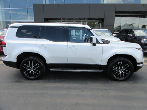 Used 2025 Lexus GX 550 w/ Cold Area Package AWD/4WD image 11